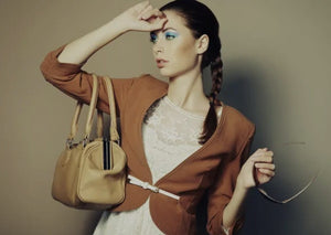 BOLSO DE CUERO CON ARETES XUPIN GRATIS